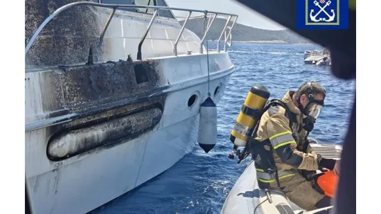 Planula brodica kod Hvara: Spa&scaron;ena četveročlana posada s dvoje djece