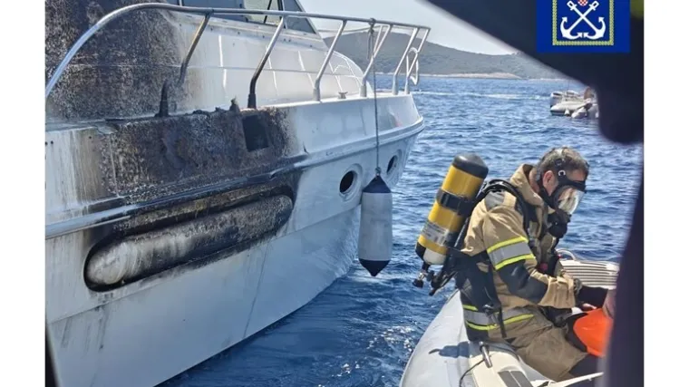 Planula brodica kod Hvara: Spa&scaron;ena četveročlana posada s dvoje djece