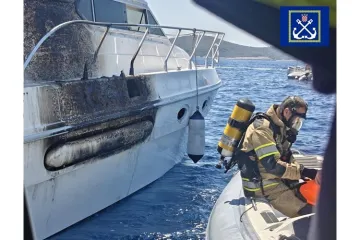 Planula brodica kod Hvara: Spa&scaron;ena četveročlana posada s dvoje djece