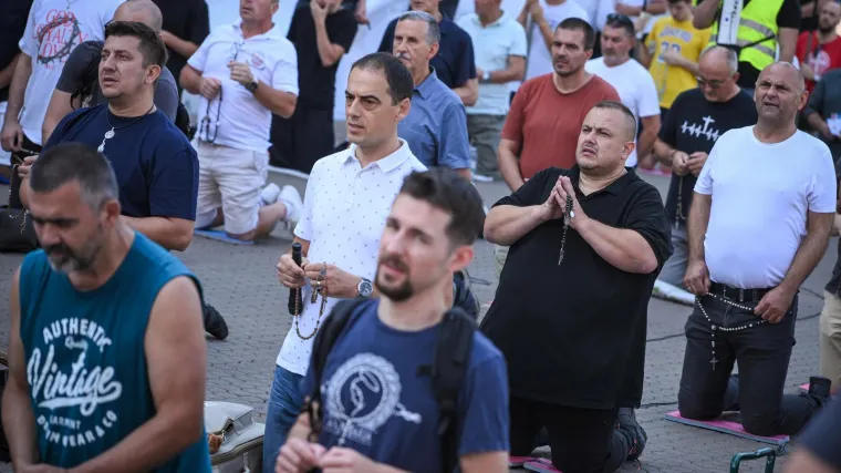 Prva subota u mjesecu: Pogledajte molitelje, prosvjednike i policiju na Trgu bana Jelačića