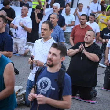 Prva subota u mjesecu: Pogledajte molitelje, prosvjednike i policiju na Trgu bana Jelačića