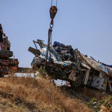 U stravičnoj nesreći poginulo 25 ljudi! Autobus se prevrnuo i zavr&scaron;io u provaliji