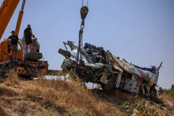 U stravičnoj nesreći poginulo 25 ljudi! Autobus se prevrnuo i zavr&scaron;io u provaliji