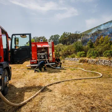 U Istri planulo vi&scaron;e požara, u pomoć pozvana i dva kanadera