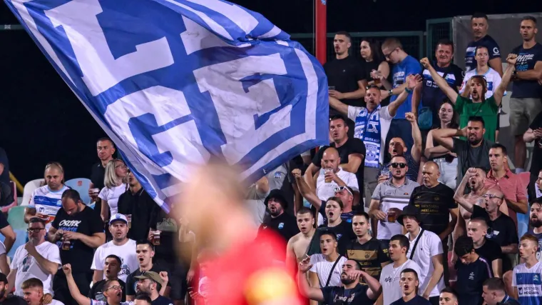 Plavu&scaron;a u ljetnoj haljini stigla na tribinu, a utakmicu vi&scaron;e nitko nije ni gledao