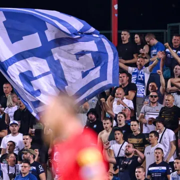 Plavu&scaron;a u ljetnoj haljini stigla na tribinu, a utakmicu vi&scaron;e nitko nije ni gledao