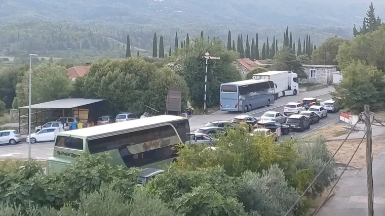 Totalni kaos na jugu Hrvatske, aktiviran Stožer civilne za&scaron;tite: 'Ljudi su ludi, čekaju 28 sati'