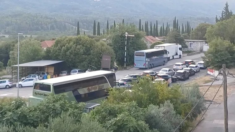 Totalni kaos na jugu Hrvatske, aktiviran Stožer civilne za&scaron;tite: 'Ljudi su ludi, čekaju 28 sati'