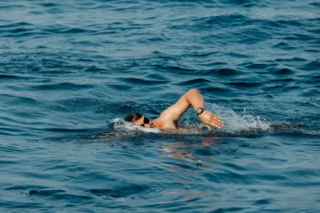 Stjepan Luk&scaron;ić uspio je oplivati cijeli otok Brač! Iza svega stoji humanitarni cilj