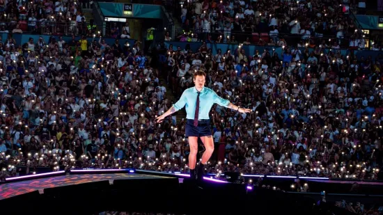 Harry Styles pao na pozornici, a njegova reakcija odu&scaron;evila je obožavatelje