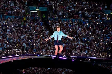 Harry Styles pao na pozornici, a njegova reakcija odu&scaron;evila je obožavatelje