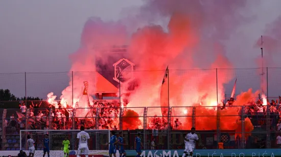 Stra&scaron;ne scene iz Varaždina: Pogledajte kako je Torcida zapalila tribinu i žestoko izvrijeđala Dalića