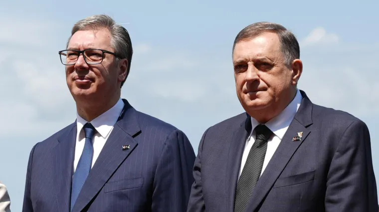 Vučić položio vijence: 'To raketiranje hrvatskih zrakoplova je najstra&scaron;niji hladnokrvni zločin'