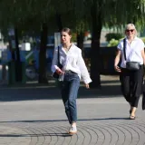 Ležerna, a neodoljiva: Brineta u bijeloj ko&scaron;ulji zasjenila je &scaron;etnicu uz Muru