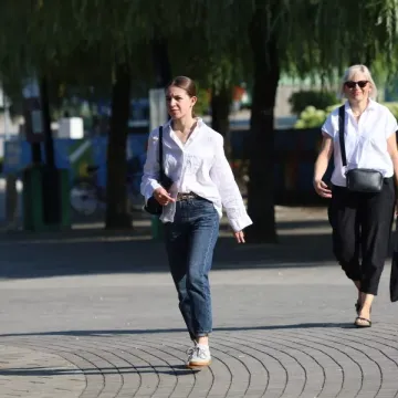 Ležerna, a neodoljiva: Brineta u bijeloj ko&scaron;ulji zasjenila je &scaron;etnicu uz Muru