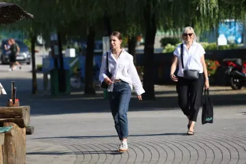 Ležerna, a neodoljiva: Brineta u bijeloj ko&scaron;ulji zasjenila je &scaron;etnicu uz Muru