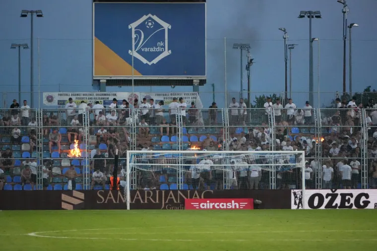 Pogledajte kako je izgledala tribina u Varaždinu nakon &scaron;to ju je Torcida zapalila