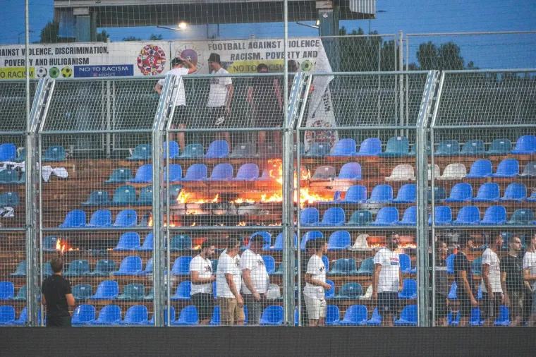 Pogledajte kako je izgledala tribina u Varaždinu nakon &scaron;to ju je Torcida zapalila