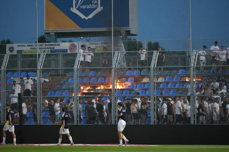 Pogledajte kako je izgledala tribina u Varaždinu nakon &scaron;to ju je Torcida zapalila