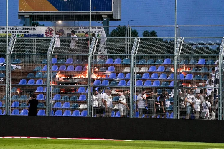 Pogledajte kako je izgledala tribina u Varaždinu nakon &scaron;to ju je Torcida zapalila