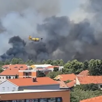 Buknuo požar kod Zadra, dim se vidi iz cijelog grada: Četiri kanadera u zraku