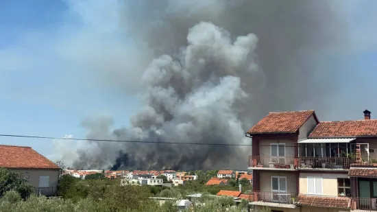 Buknuo požar kod Zadra, dim se vidi iz cijelog grada: Četiri kanadera u zraku
