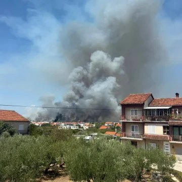 Buknuo požar kod Zadra, dim se vidi iz cijelog grada: Četiri kanadera u zraku
