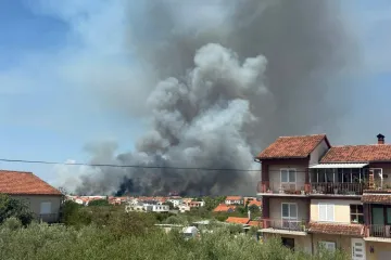 Buknuo požar kod Zadra, dim se vidi iz cijelog grada: Četiri kanadera u zraku
