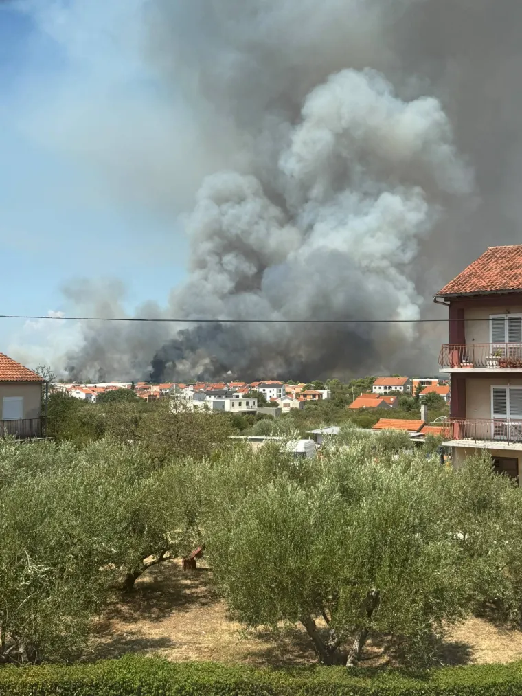 Buknuo požar kod Zadra, dim se vidi iz cijelog grada: Četiri kanadera u zraku