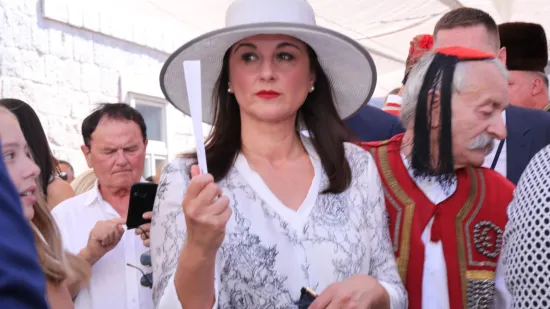Veliki &scaron;e&scaron;iri, upečatljive haljine i elegancija: Ovo su najbolja ljetna izdanja Sanje Milanović