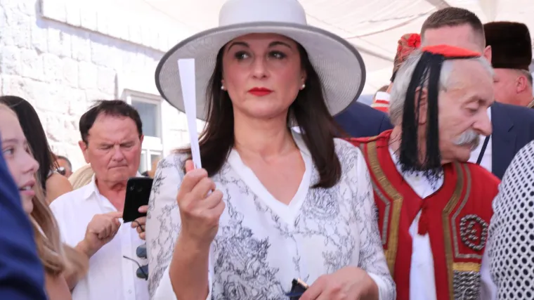 Veliki &scaron;e&scaron;iri, upečatljive haljine i elegancija: Ovo su najbolja ljetna izdanja Sanje Milanović