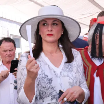 Veliki &scaron;e&scaron;iri, upečatljive haljine i elegancija: Ovo su najbolja ljetna izdanja Sanje Milanović