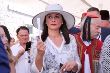 Veliki &scaron;e&scaron;iri, upečatljive haljine i elegancija: Ovo su najbolja ljetna izdanja Sanje Milanović