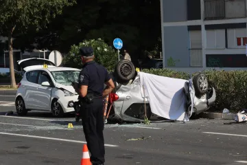 U teškoj prometnoj nesreći u Splitu poginula jedna osoba, auto završio na krovu