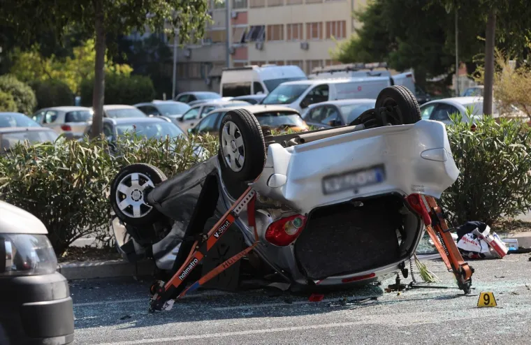U te&scaron;koj prometnoj nesreći u Splitu poginula jedna osoba, auto zavr&scaron;io na krovu