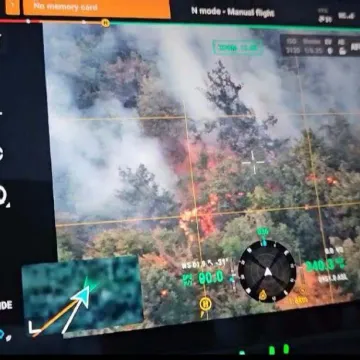 Požar u zaleđu Opatije: Vatrogascima na nepristupačnom terenu pomaže dron