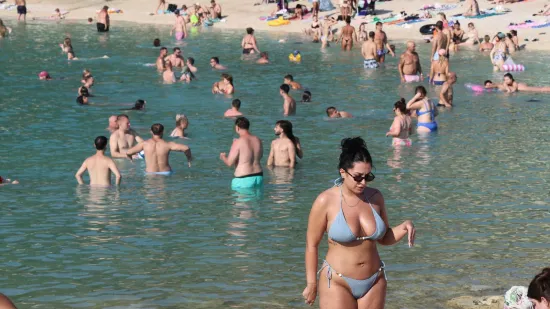 Toplinski val ne popu&scaron;ta, a atraktivne kupačice dominiraju na plažama od Osijeka do Splita