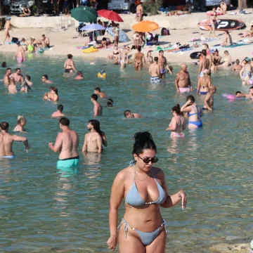Toplinski val ne popu&scaron;ta, a atraktivne kupačice dominiraju na plažama od Osijeka do Splita