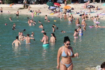 Toplinski val ne popu&scaron;ta, a atraktivne kupačice dominiraju na plažama od Osijeka do Splita
