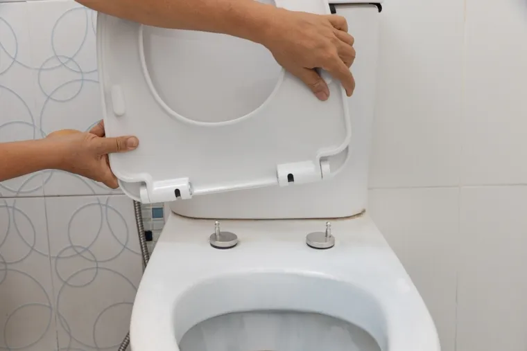 WC daska vam se pomiče? Vodoinstalater predlaže učinkovitu metodu koja će je učvrstiti