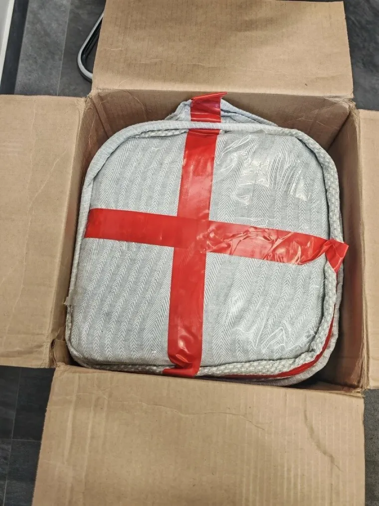 Otvorili paket iz Kanade, pa umjesto ženskih torbica prona&scaron;li 10 kilograma marihuane