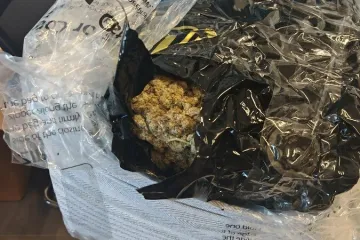 Otvorili paket iz Kanade, pa umjesto ženskih torbica prona&scaron;li 10 kilograma marihuane