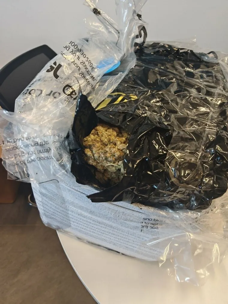 Otvorili paket iz Kanade, pa umjesto ženskih torbica prona&scaron;li 10 kilograma marihuane