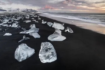 Ova plaža mami crnim pijeskom i 'dijamantima': Pruža prizore koje je nemoguće zaboraviti