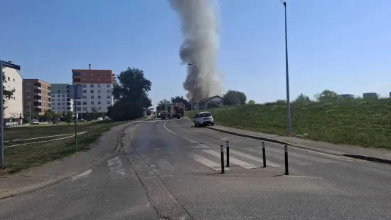 Požar u zagrebačkom naselju: Zapalila se kuća na nasipu