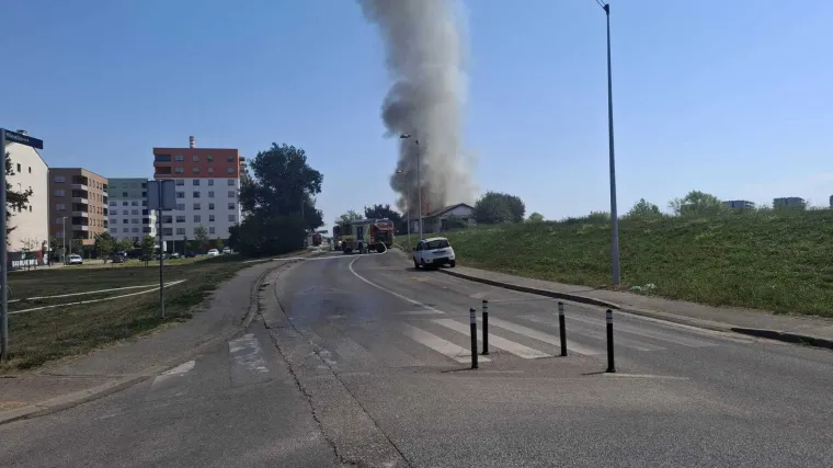 Zapalila se kuća u Zagrebu: Vatrogasci spasili jednu osobu