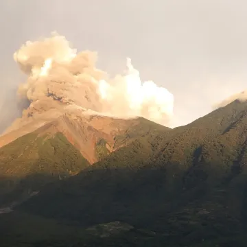 Crveni alarm zbog erupcije vulkana: U opasnosti od lave i pepela 1,6 milijuna ljudi