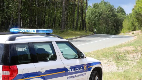 Maloljetnici sletjeli motociklom u kanal kod Donjeg Miholjca: Jedan preminuo u bolnici