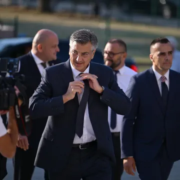 Državni i vojni vrh u Kninu: Pogledajte tko je sve do&scaron;ao na proslavu Oluje