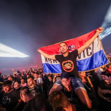 Krcat &Scaron;ubićevac, baklje, vatromet i gromoglasno pjevanje: Ovako je bilo na koncertu Thompsona